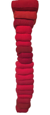Röd kuddstapel av Louise Bourgeoise. Röda kuddar staplade i ett torn. Fotad på Moderna Museet våren 2015